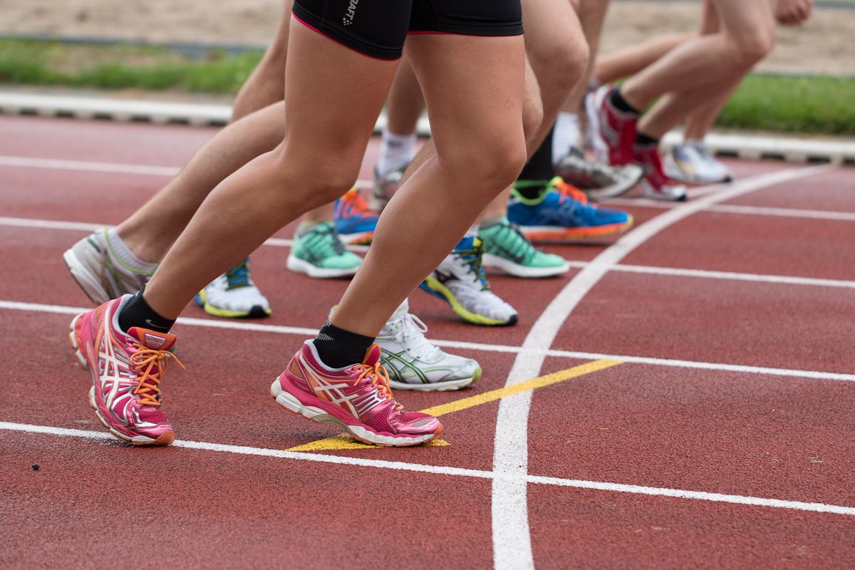 Départ de course sur piste d'athlétisme