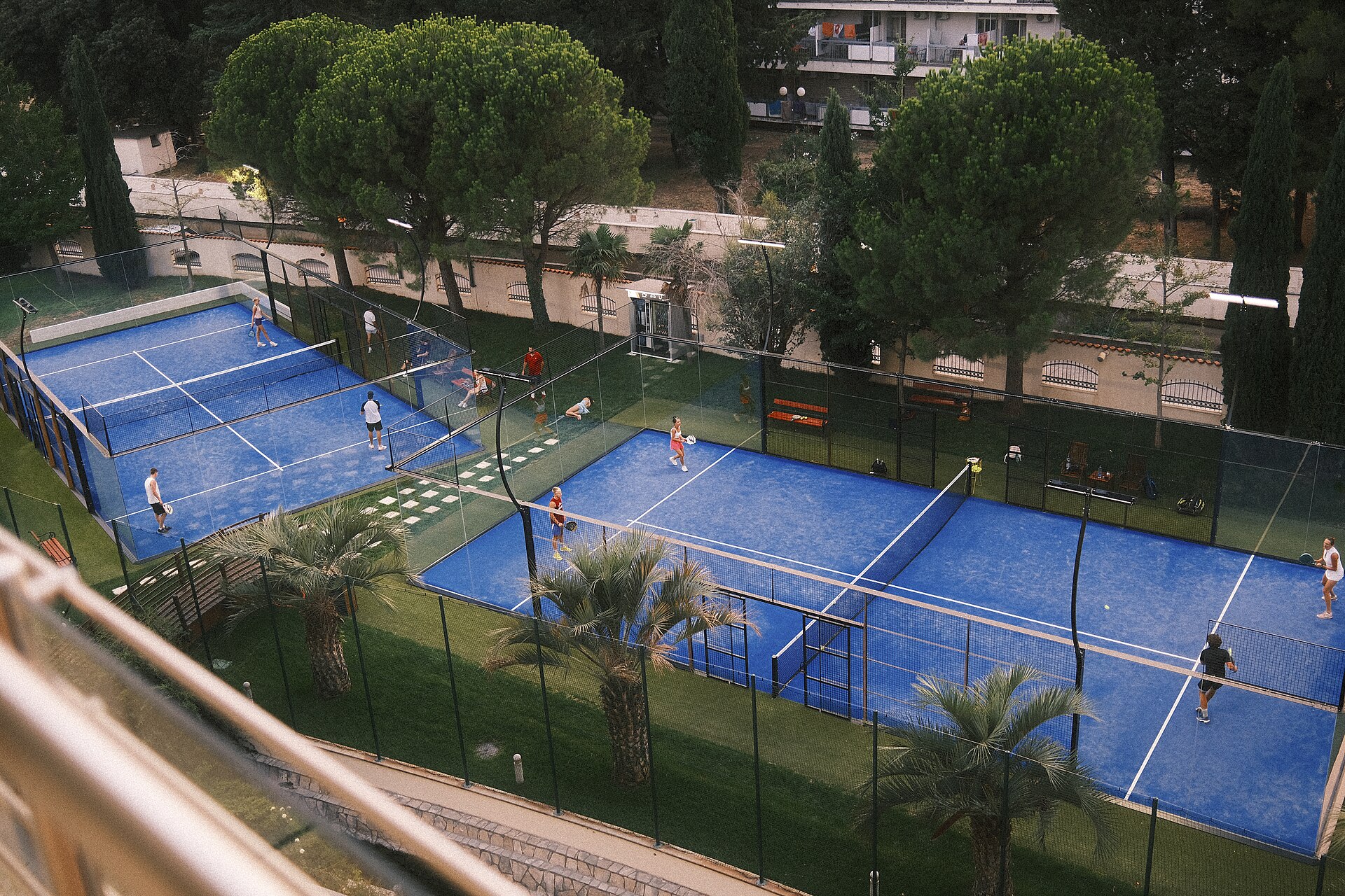 Match de padel sur courts bleus