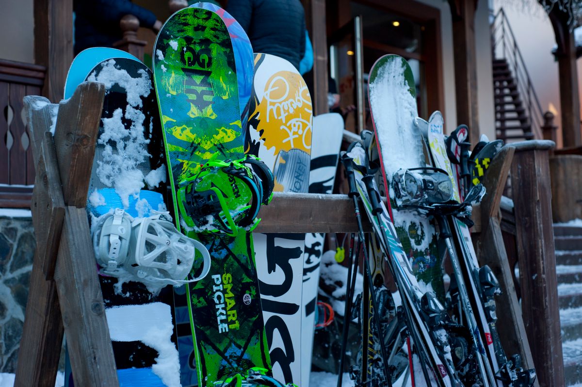 Snowboards et skis en station